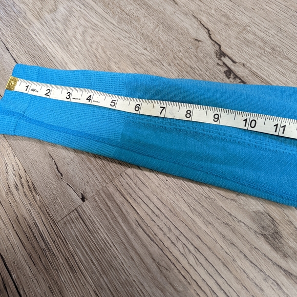 As new, Mizuno seamless thermal fit running layer - Picture 3 of 7